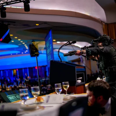 Un homme armé irrompant lors du gala de la presse à Washington, provoquant l'évacuation de Donald Trump.