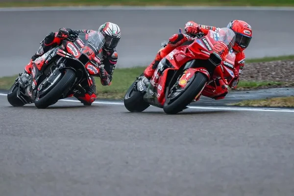 Duel entre deux pilotes lors du Grand Prix d'Allemagne de MotoGP.