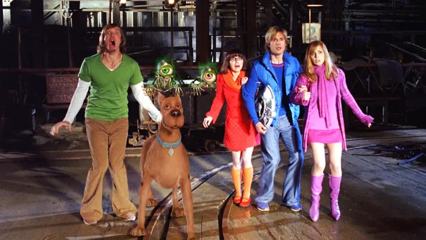 Le casting de la série live-action Scooby-Doo de Netflix dans un environnement industriel.