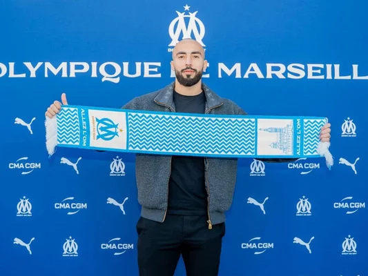 La recrue hivernale Himad Abdelli présentant l'écharpe de l'Olympique de Marseille.