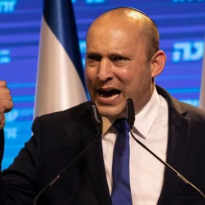 Naftali Bennett s'adressant à la presse lors d'une intervention politique.