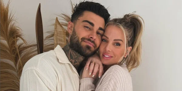 Thibault Garcia souriant avec une casquette noire et une chemise grise lors d'un événement intérieur.