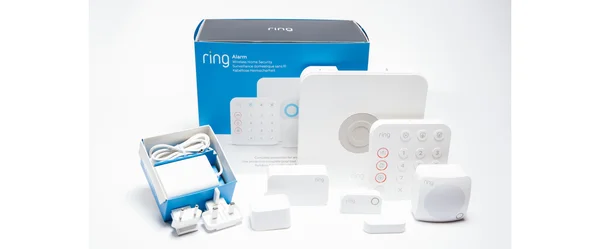 Kit de sécurité Ring Alarm avec clavier, base, capteurs et emballage bleu.