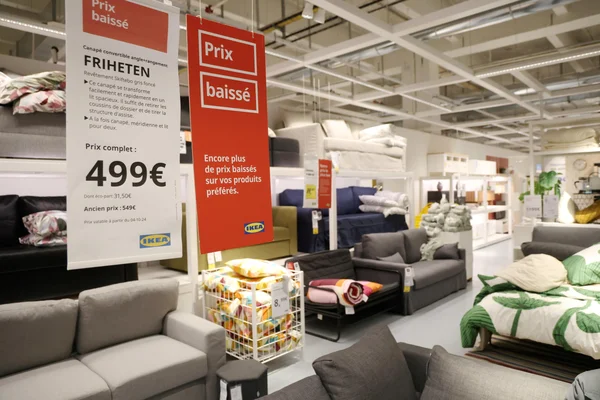 Un espace d'exposition de canapés dans un magasin IKEA.