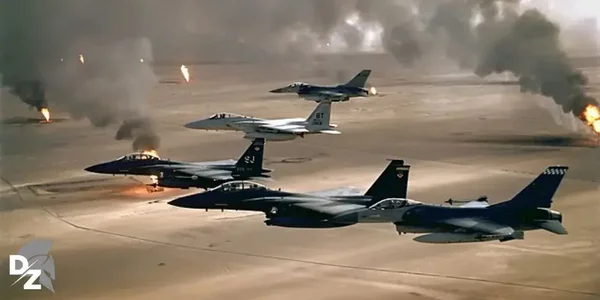 Des forces spéciales accroupies en tenue de camouflage, avec un hélicoptère militaire survolant la zone au loin.