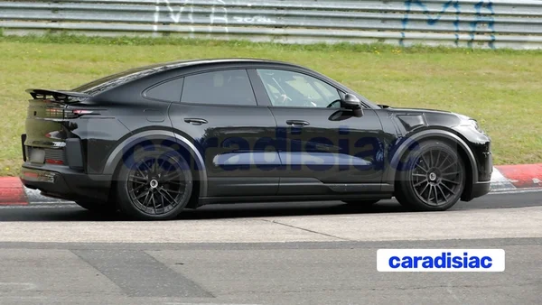 Prototype de Porsche Cayenne et Cayenne Coupé électriques lors de tests de versions sportives.