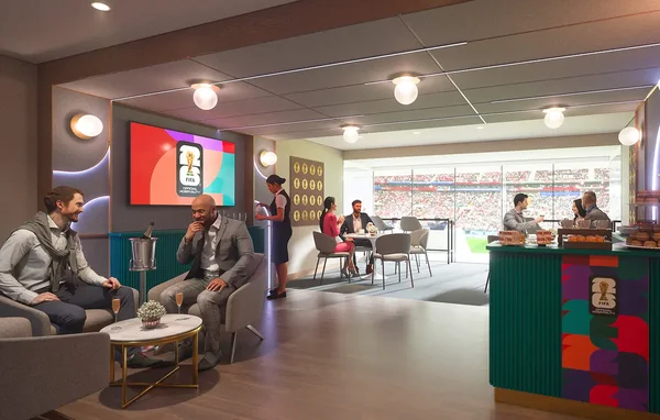 Espace d'hospitalité FIFA avec des convives, un écran géant et vue panoramique sur un stade.
