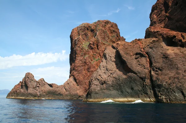 Paysage escarpé de la réserve naturelle de Scandola en Corse-du-Sud.