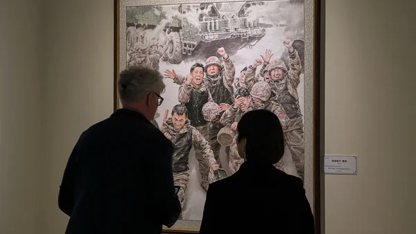 Visiteurs d'une exposition à Moscou honorant les combats des soldats nord-coréens en Ukraine.