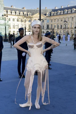 Cara Delevingne au défilé Vogue World à la Place Vendôme lors de la Fashion Week de Paris.