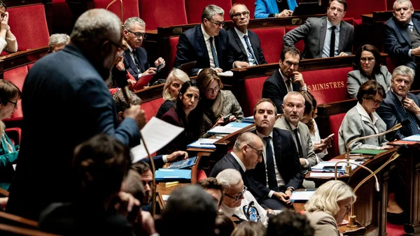 Débats budgétaires à l'Assemblée nationale dans un contexte inédit.