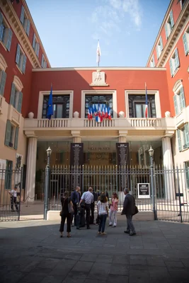 Personnes rassemblées devant l'entrée de l'Hôtel de Ville de Nice.