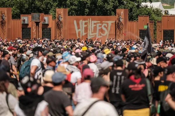 Une foule dense rassemblée au Hellfest devant la scène principale arborant le logo du festival.