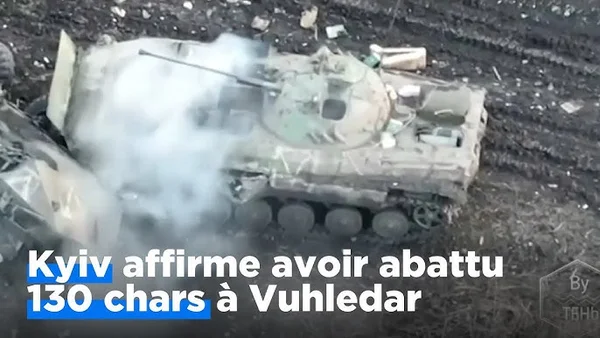 Un char russe en feu et détruit dans la boue près de Vuhledar.