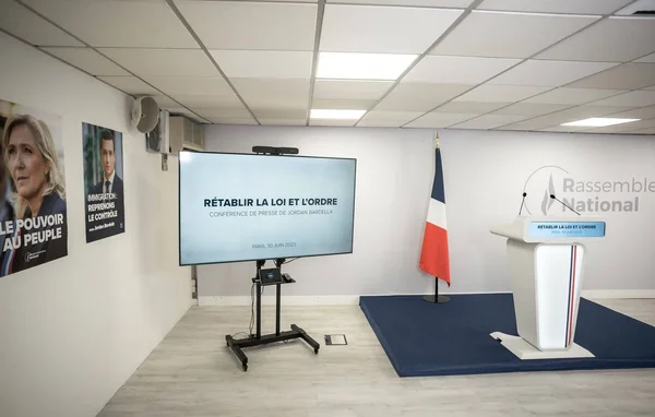 Configuration d'une conférence de presse au sein du siège du Rassemblement National.