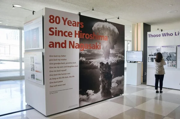 Vue d'une exposition sur la bombe A ouverte au siège de l'ONU durant la réunion du TPN.