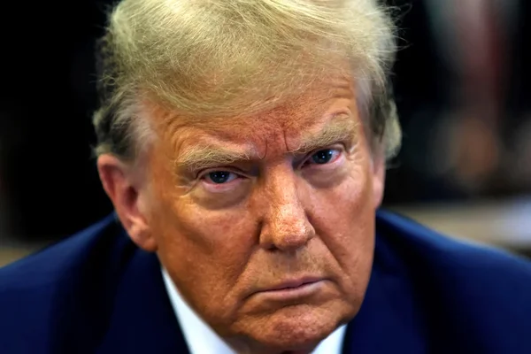 Donald Trump en gros plan, illustrant le rejet de sa demande d'immunité par les juges.