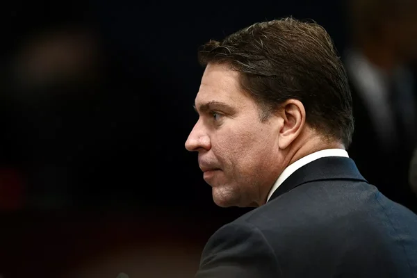 Portrait de profil d'Alexandre Ramagem en costume lors d'une apparition publique.