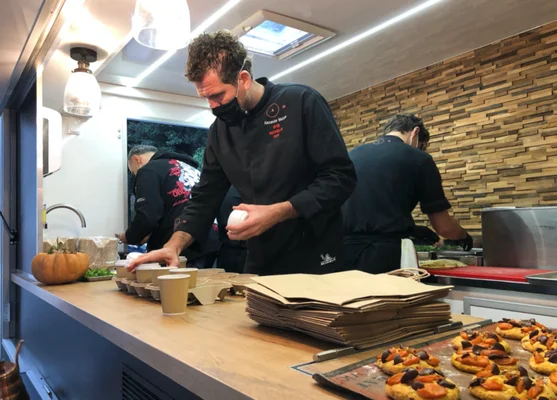 Alexandre Mazzia et son équipe en pleine préparation culinaire dans le food truck Michel.