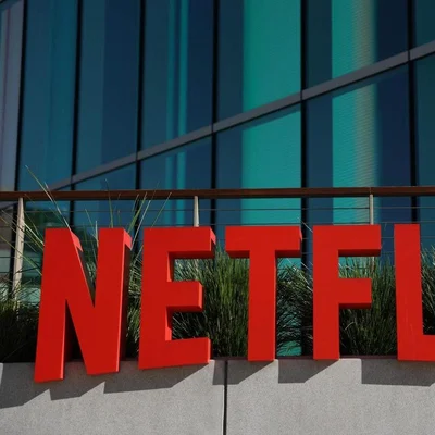 Logo rouge Netflix sur une façade de bâtiment moderne.