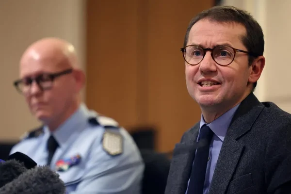 Une conférence de presse des autorités.