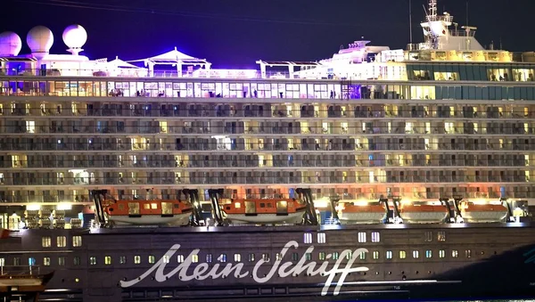 Le navire de croisière Mein Schiff de nuit, cible de menaces dans le détroit d'Ormuz.