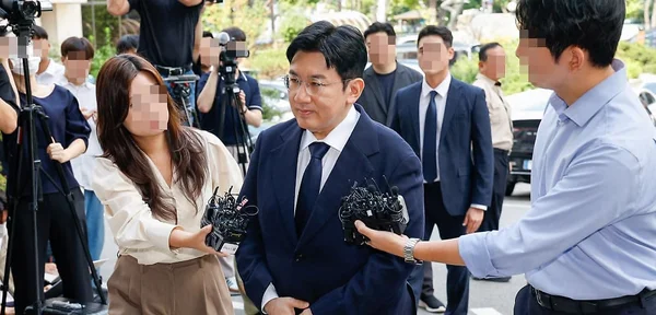 Bang Si-hyuk s'adressant à la presse lors d'un événement public.