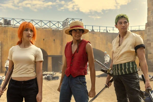 Nami, Luffy et Zoro dans le décor sablonneux du live-action One Piece de Netflix.