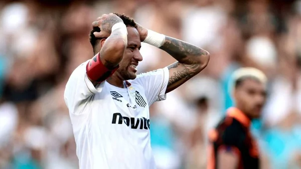 Neymar affiche sa frustration lors d'un match avec le Santos FC.