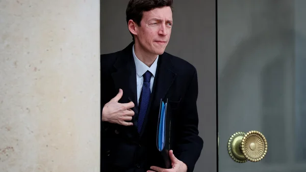 Le ministre de l'Éducation nationale se déplaçant avec ses dossiers.