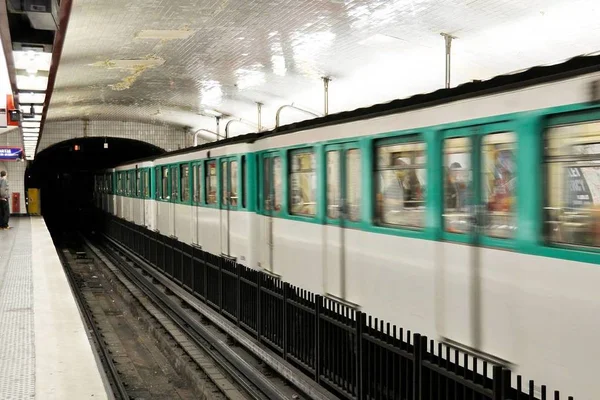 Rame de la ligne 3 en mouvement dans le tunnel avec un voyageur sur le quai.
