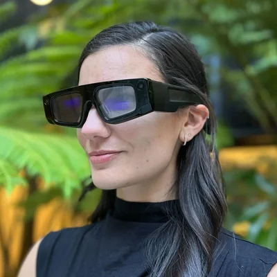 Sophia Dominguez pose en portant les nouvelles lunettes intelligentes de Snap.