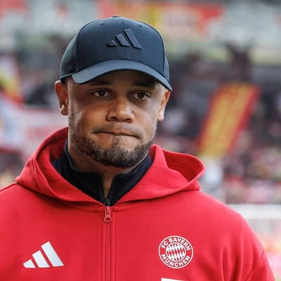 Vincent Kompany analysant la performance du Bayern Munich après un match.