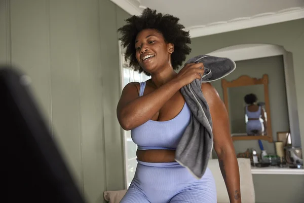 Une utilisatrice de Peloton illustrant l'inclusivité et la diversité dans le fitness.