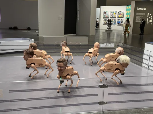 Les chiens-robots de Beeple installés à la Neue Nationalgalerie de Berlin.