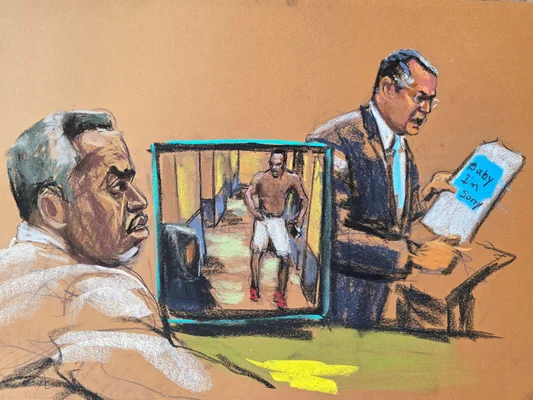 Sean 'Diddy' Combs lors d'un événement public, portant une veste noire à détails sur les épaules et des lunettes.