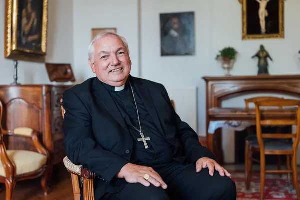 Le cardinal Jean-Marc Aveline assis dans un décor religieux.