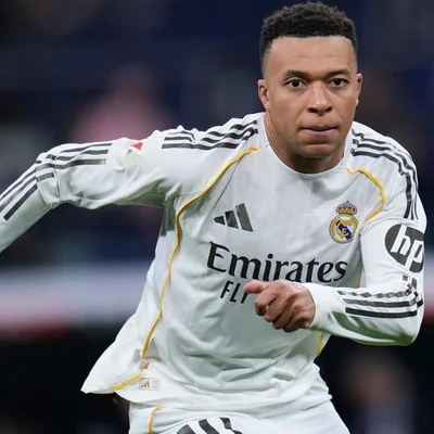 Kylian Mbappé en tenue du Real Madrid les mains sur les hanches.