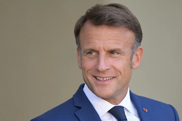 Le président Emmanuel Macron souriant lors d'une prise de vue rapprochée.