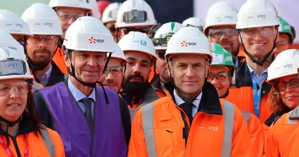 Une équipe portant des équipements de sécurité EDF sur un chantier.