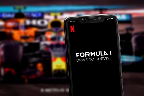 Écran titre de 'Formula 1: Drive to Survive' sur un smartphone.