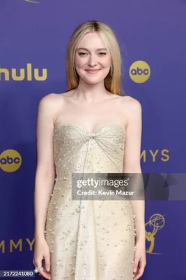 Dakota Fanning en robe claire ornée devant un fond violet aux logos Hulu et ABC.