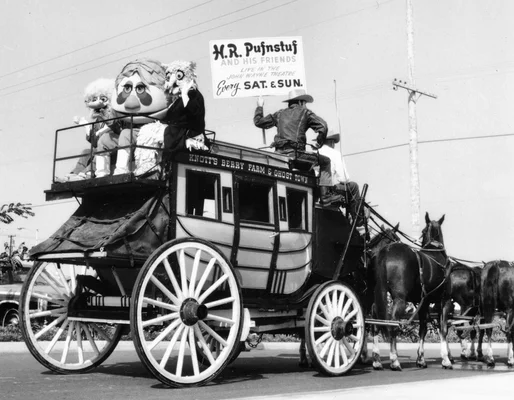 H.R. Pufnstuf et ses amis sur une diligence à Knott's Berry Farm dans les années 1970.