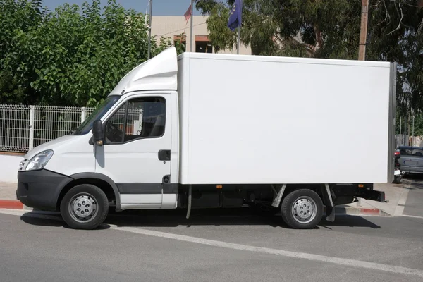 La camionnette blanche dans laquelle un enfant a été retrouvé séquetré.