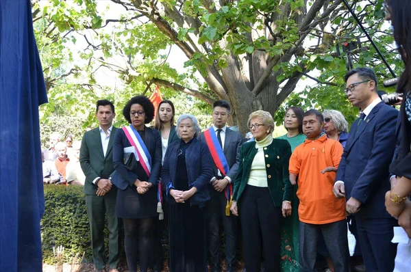 Officiels et participants lors de l'inauguration de la stèle dédiée aux victimes de l'agent orange.
