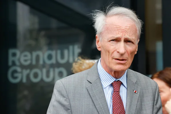 Jean-Dominique Senard devant la vitrine du Renault Group.