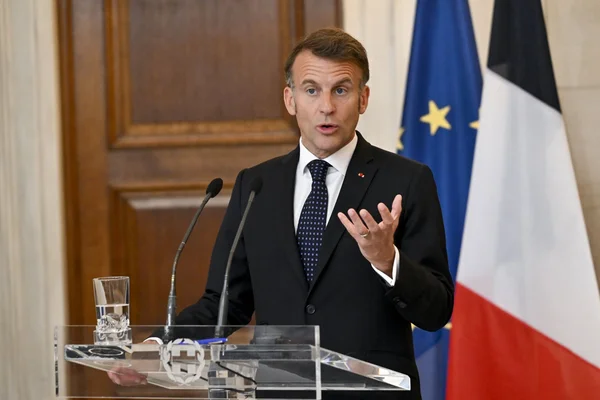 Emmanuel Macron vantant la robustesse de la clause d'assistance mutuelle de l'UE.