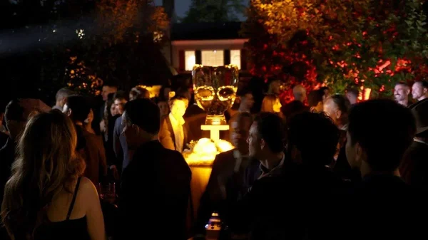 Invités rassemblés autour d'une installation décorative lors de la soirée Grindr pour le WHCD à Washington D.C.