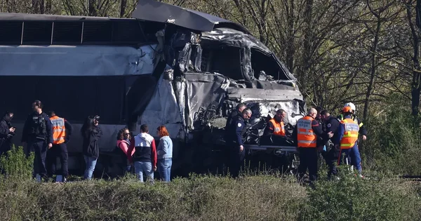 Les secours interviennent sur les lieux de l'accident entre un TGV et un camion près de Lens.