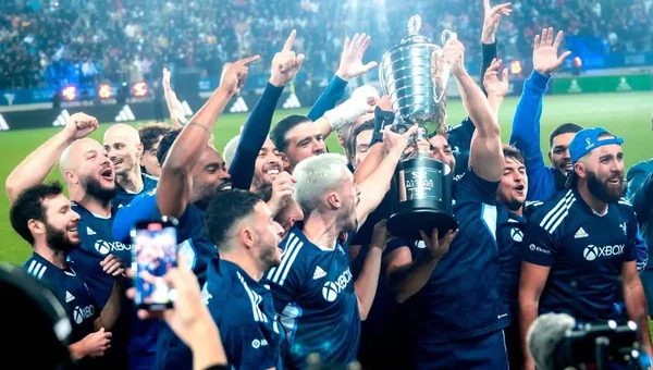 L'équipe d'influenceurs sélectionnée par Amine célébrant avec le trophée.